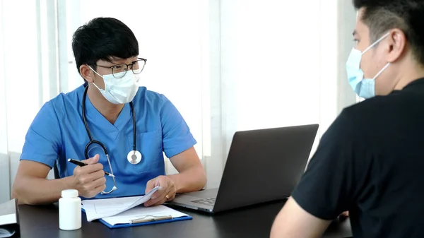 Asiatico Uomo Medico Usura Protezione Faccia Maschera Durante Coronavirus Influenza — Foto Stock