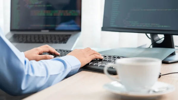 Mujer Asiática Programación Trabajando Con Computadora Escribiendo Código Datos Para — Foto de Stock