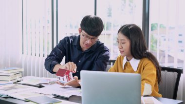 Ortak çalışma alanı tasarım stüdyosunda ortak bir proje üzerinde yaratıcı ekip analizi ve beyin fırtınası planlama.