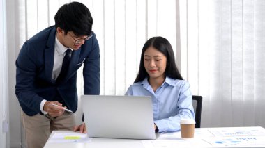 İş Adamları Toplantısı Ofiste yeni bir başlangıç projesi üzerinde çalışan profesyonel yatırımcıyla Analiz Toplantısı, Şirket Ekibi Beyin Fırtınası Konsepti