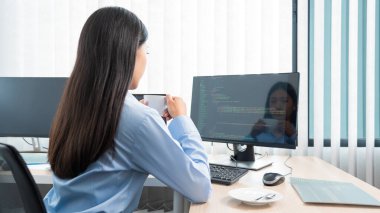 Bilgisayarla çalışan ve ofiste program geliştirmek için veri kodları yazan Asyalı kadın programlama, teknoloji kavramı