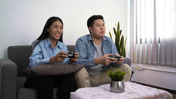 Entusiasmado Jovem Casal Jogando Videogames Segurando Controlador Jogo Sentado Sofá — Fotografia de Stock