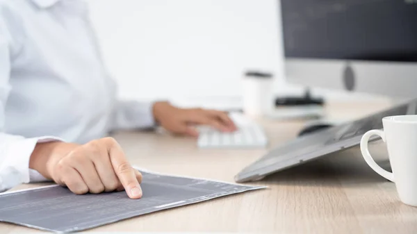 Programador Mulher Asiática Digitando Códigos Fonte Programação Computador Escritório Conceito — Fotografia de Stock