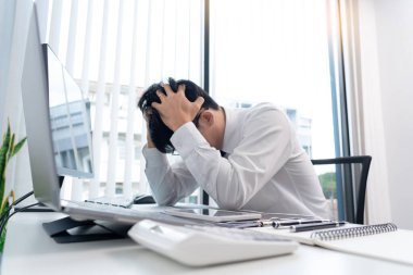 İş konsepti. Bir iş adamının evindeki zor proje sırasında başı ağrır..