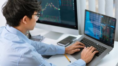 Finansal konsept. Yatırımdan önce hisse senetlerinin büyümesini analiz eden bir işadamı.
