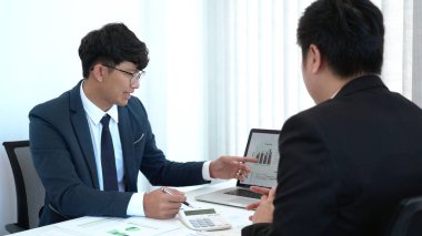 İş konsepti: bir erkek girişimci ticari genişleme için iş verilerini bir yatırımcıya sunar