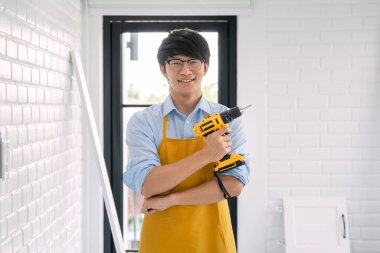 Mekanik konsept. İki subay mobilyaları birleştiriyor. Yeni ofisleri için hazırlanıyorlar..