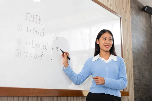 Conceito Educacional Uma Jovem Professora Inteligente Explicando Decisão Matemática Difícil — Fotografia de Stock