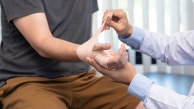 Tıbbi konsept. Kadın bir doktorun hastalara steteskop kullanarak muayene etmesi.