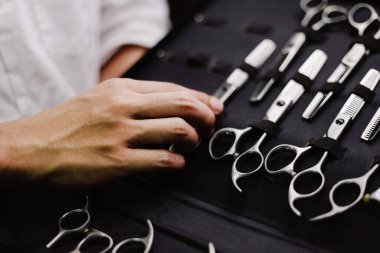 Kuaför salonu konsepti paslanmaz makas koleksiyonu özel deri çantada farklı boyutlarda tutulur..