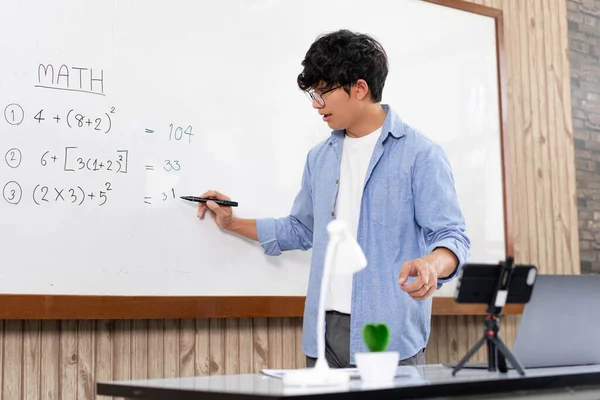 Concepto Educativo Joven Profesor Varón Inteligente Mirando Webcam Enseñando Lecciones —  Fotos de Stock