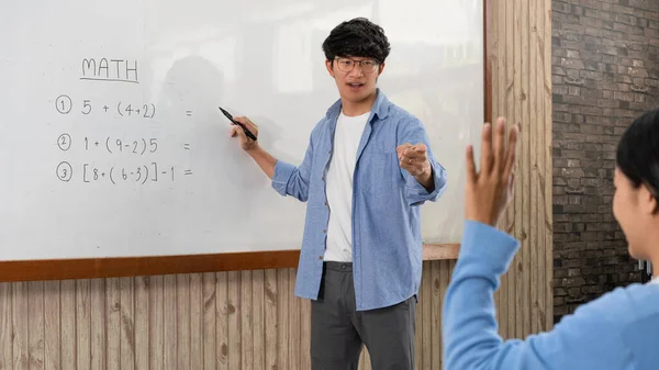 Concepto Educativo Joven Profesor Inteligente Que Explica Decisión Las Matemáticas —  Fotos de Stock