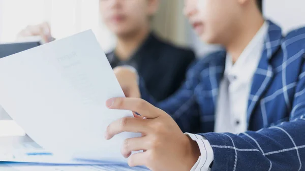 Parceiros Negócios Concebem Jovem Empresário Conversando Com Seu Colega Sobre — Fotografia de Stock