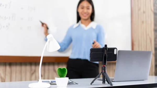 Conceito Educacional Jovem Professora Inteligente Olhando Para Webcam Ensinando Aula — Fotografia de Stock