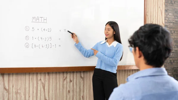 Concept Éducatif Une Jeune Enseignante Intelligente Expliquant Décision Des Mathématiques — Photo