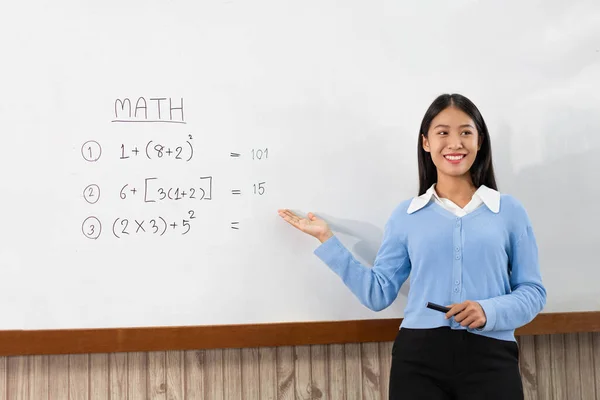 Conceito Educacional Uma Jovem Professora Inteligente Explicando Decisão Matemática Difícil — Fotografia de Stock