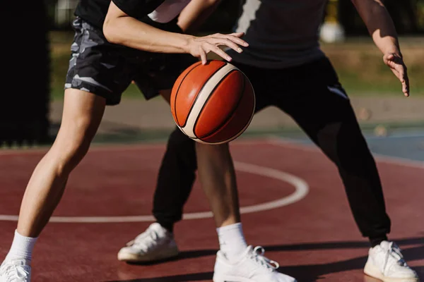 Sport Recreatie Concept Twee Mannelijke Basketbalspelers Genieten Van Het Spelen — Stockfoto