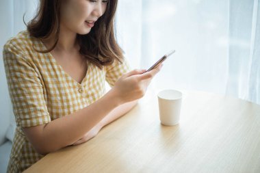 Girişimci konsepti. Genç bir serbest kadın. Cihazda sosyal medyayla zaman geçiriyor..