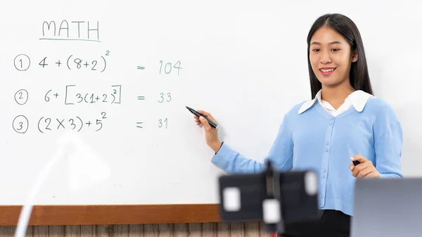 Conceito Educacional Jovem Professora Inteligente Olhando Para Webcam Ensinando Aula — Fotografia de Stock