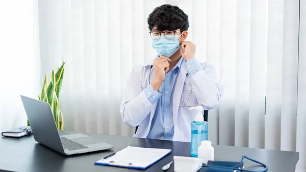 Concepto Médico Médico Masculino Que Usa Máscara Mano Saniti — Foto de Stock