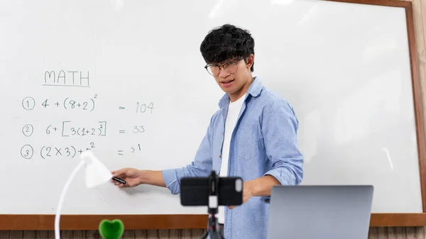 Conceito Educacional Jovem Professor Inteligente Olhando Para Webcam Ensinando Aula — Fotografia de Stock