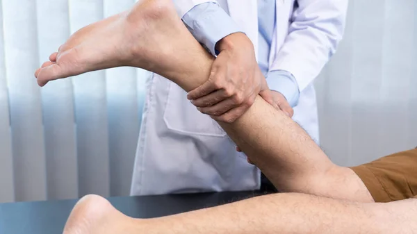 Lékařský Koncept Mužský Lékař Diagnostikování Mužské Nohy Tím Stiskne Nohu — Stock fotografie