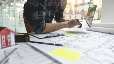 Bir erkek mimar yaratıcılığa ilham bulmak için internete giriyor..