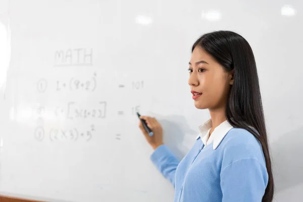 Conceito Educacional Uma Jovem Professora Inteligente Explicando Decisão Matemática Difícil — Fotografia de Stock