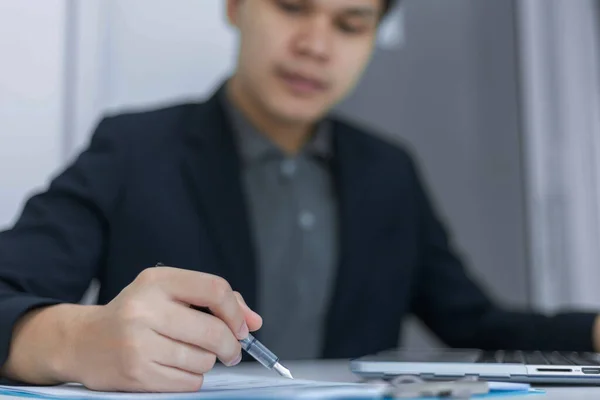 Zakelijke Partners Concept Een Jonge Zakenman Met Een Pen Die — Stockfoto