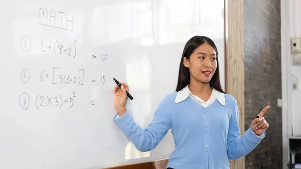 Konsep Pendidikan Seorang Guru Perempuan Cerdas Muda Menjelaskan Keputusan Matematika — Stok Foto