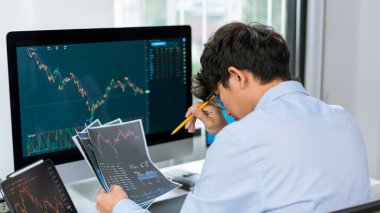 Finansal konsept. Amatör bir tüccar yanlış bir karar yüzünden fonunu kaybederek başarısız oldu.