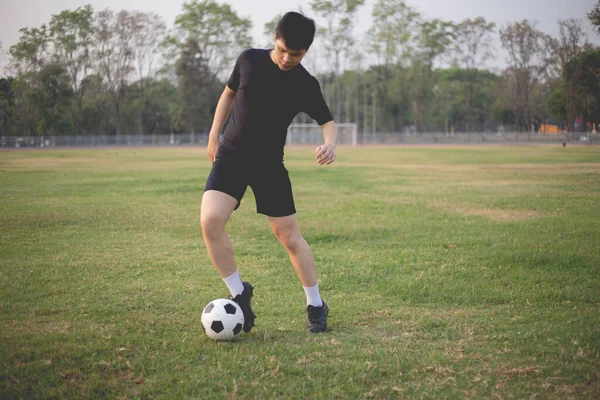 Conceito Esportes Recreação Jogador Futebol Masculino Vestindo Shirt Preta Calças — Fotografia de Stock