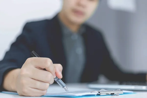 Zakelijke Partners Concept Een Jonge Zakenman Met Een Pen Die — Stockfoto