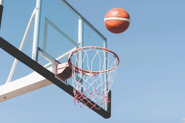 Αθλητισμός Και Ψυχαγωγία Έννοια Μια Βολή Μπάσκετ Ρέει Στον Αέρα — Φωτογραφία Αρχείου