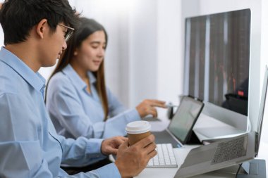 Yatırımdan önce hisse senetlerinin büyümesini analiz eden iki yatırımcı ortak.