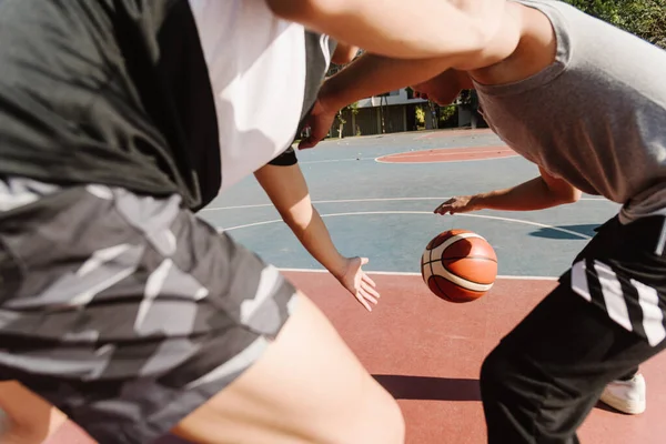 Αθλητισμός Και Ψυχαγωγία Έννοια Νεαροί Άνδρες Έφηβοι Εξάσκηση Dribbling Μπάσκετ — Φωτογραφία Αρχείου