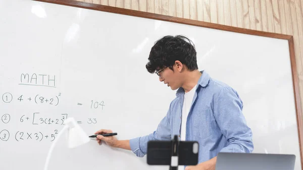 개념젊고 교사가 웹캠을 보면서 코로나 바이러스가 유행하는 컴퓨터에서 비디오 콘퍼런스를 — 스톡 사진