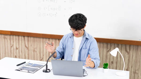 Concepto Educativo Joven Profesor Varón Inteligente Mirando Webcam Enseñando Lecciones — Foto de Stock