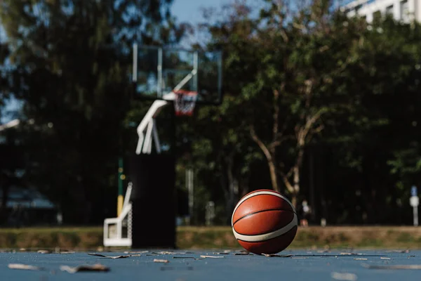 Esportes Conceito Recreação Basquete Redondo Que Estabelece Chão Uma Quadra — Fotografia de Stock