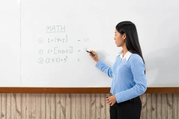 Eğitim Konsepti Covid Salgınından Önce Sınıfta Zor Matematik Kararını Açıklayan — Stok fotoğraf