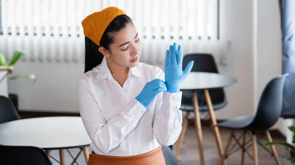 Chore Pojęcie Domu Żony Skromnym Stroju Zakładanie Rękawic Lateksowych Aby — Zdjęcie stockowe