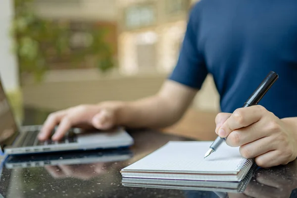 Concepto Estudio Línea Hombre Que Está Trabajando Desde Casa Tratando — Foto de Stock