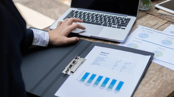 Geschäftsmann Konzept Der Männliche Marketing Buchhalter Mit Dem Laptop Die — Stockfoto