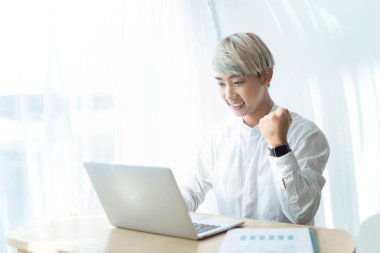 Girişimci konsepti, genç bir serbest meslek sahibi kısa süreli girişiminin ardından online iş alanında başarılı oldu..