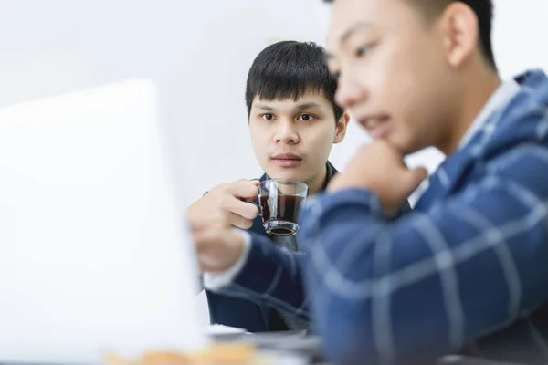 Les Partenaires Commerciaux Conçoivent Deux Jeunes Producteurs Masculins Discutant Changeant — Photo