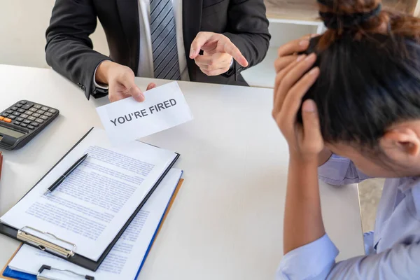 Uppsägning Koncept Kvinnlig Officer Sparkad Chefen Ser Mycket Ledsen Efter — Stockfoto