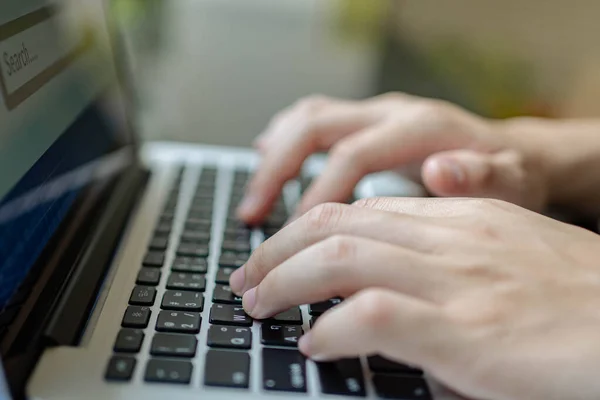 Online Estudando Conceito Mão Pálida Homem Tentando Digitar Teclado Laptop — Fotografia de Stock