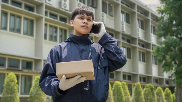 Konsep Pengiriman Paket Yang Berdiri Depan Gedung Dan Memanggil Pelanggannya — Stok Foto