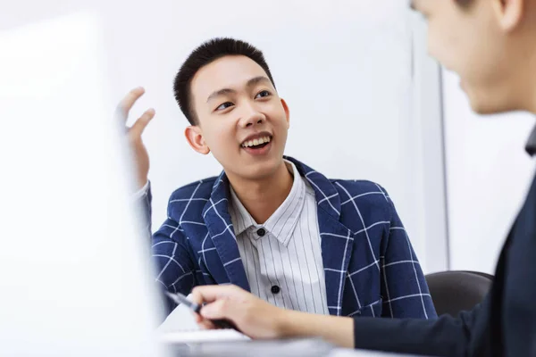 Business Partners Concept Twee Jonge Mannelijke Producenten Bespreken Veranderen Ideeën — Stockfoto