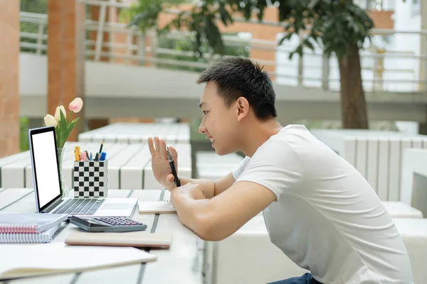 Online Mempelajari Konsep Seorang Siswa Laki Laki Belajar Dari Kelas — Stok Foto